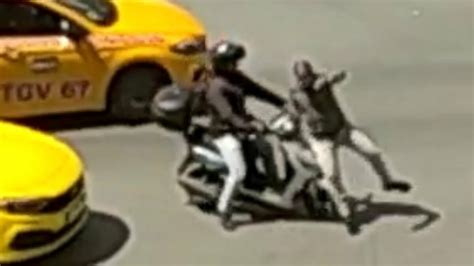 Z­e­y­t­i­n­b­u­r­n­u­­n­d­a­ ­m­o­t­o­s­i­k­l­e­t­l­i­ ­s­ü­r­ü­c­ü­ ­t­a­k­s­i­c­i­y­i­ ­e­z­m­e­y­e­ ­ç­a­l­ı­ş­t­ı­